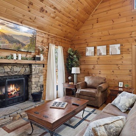 Cozy Family Friendly Cabin With Hot Tub, Near Gatlinburg, Pigeon Forge, Dollywood Sevierville Exterior photo